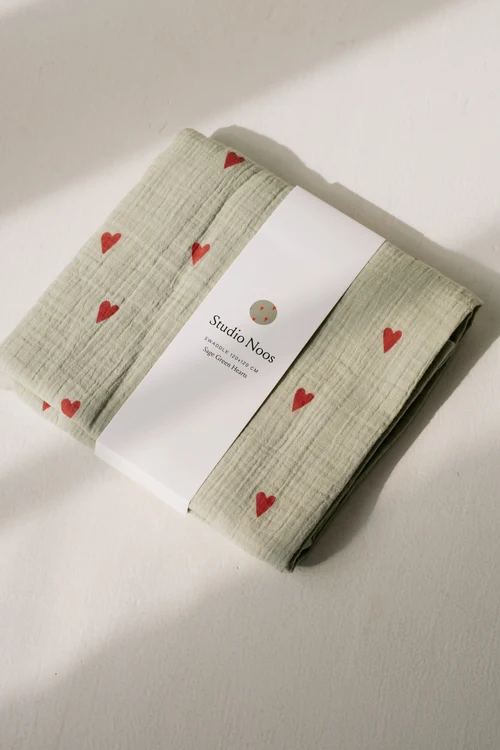 Swaddle Print Medium | Green Hearts