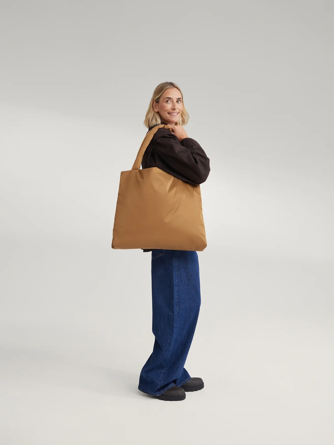 Technical Puffy Mom Bag | Brown