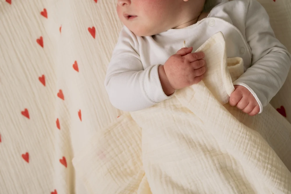 Swaddle Print Large | Beige Hearts